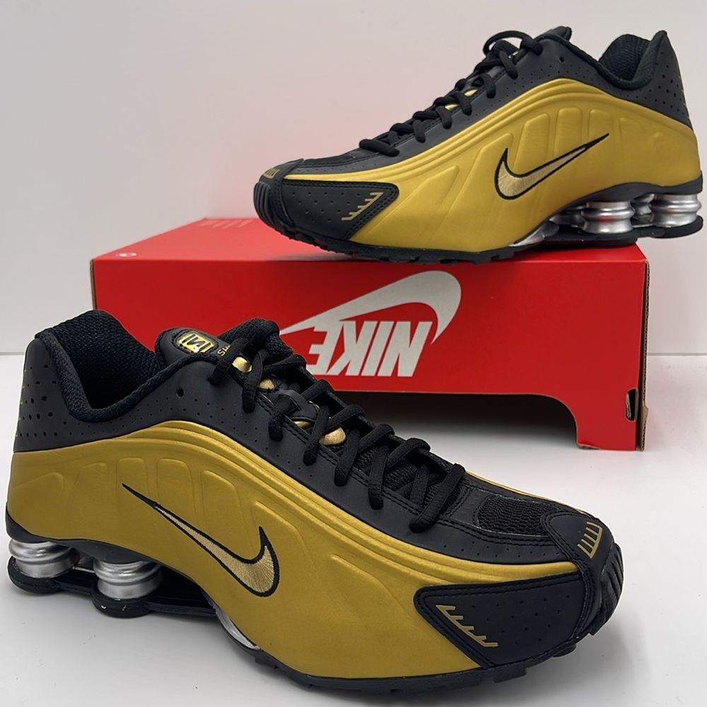 Nike WMNS Shox R4
Sneakers 
Black/Metallic Silver/Metallic
Gold
Style AR3565-005 - Picture 3 of 16